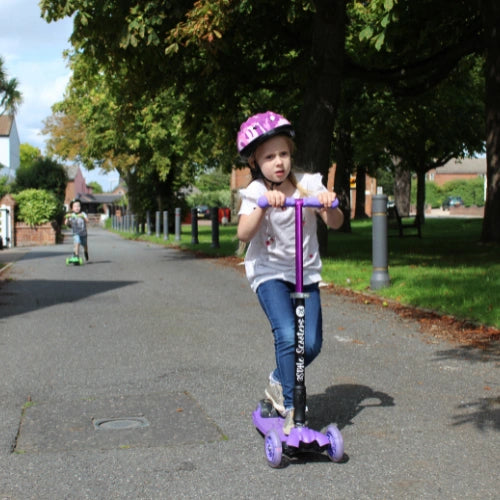 child riding scooter - kids safety helmet 3Style Scooter