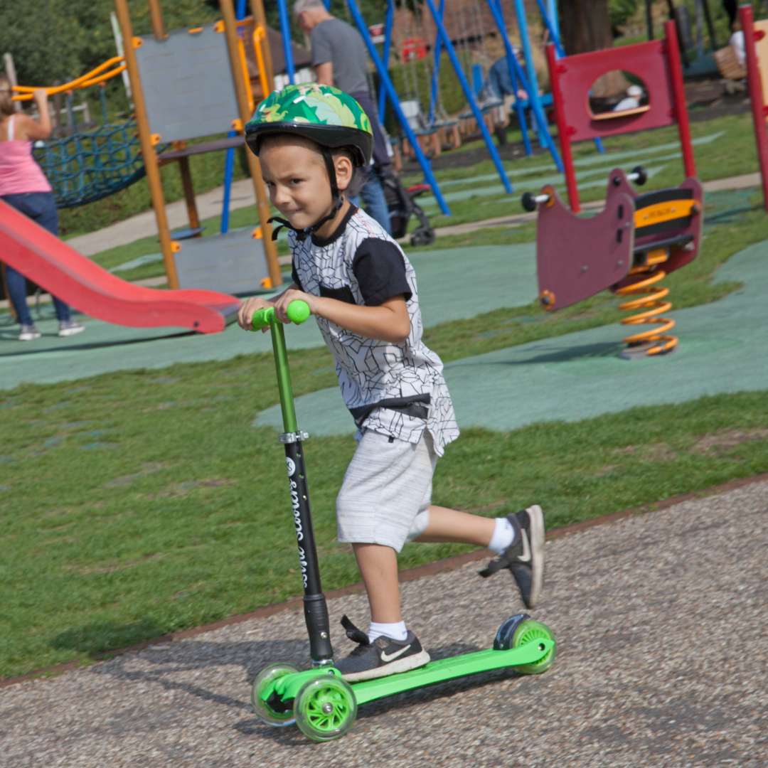 Green RGS-2 Kids 3 Wheel Scooter With SafetyMax Helmet